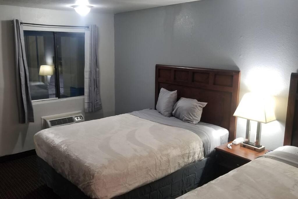 Hotel 2 Queens Beds Hotel Room 127 Stillwater Exterior foto