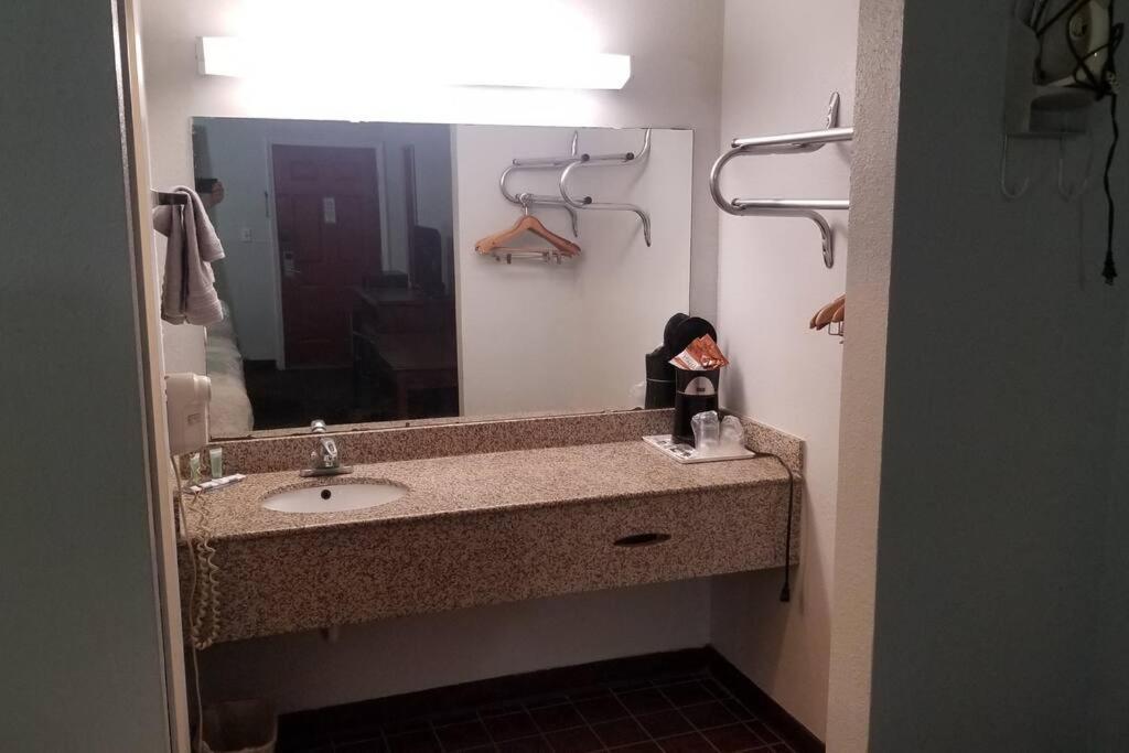 Hotel 2 Queens Beds Hotel Room 127 Stillwater Exterior foto